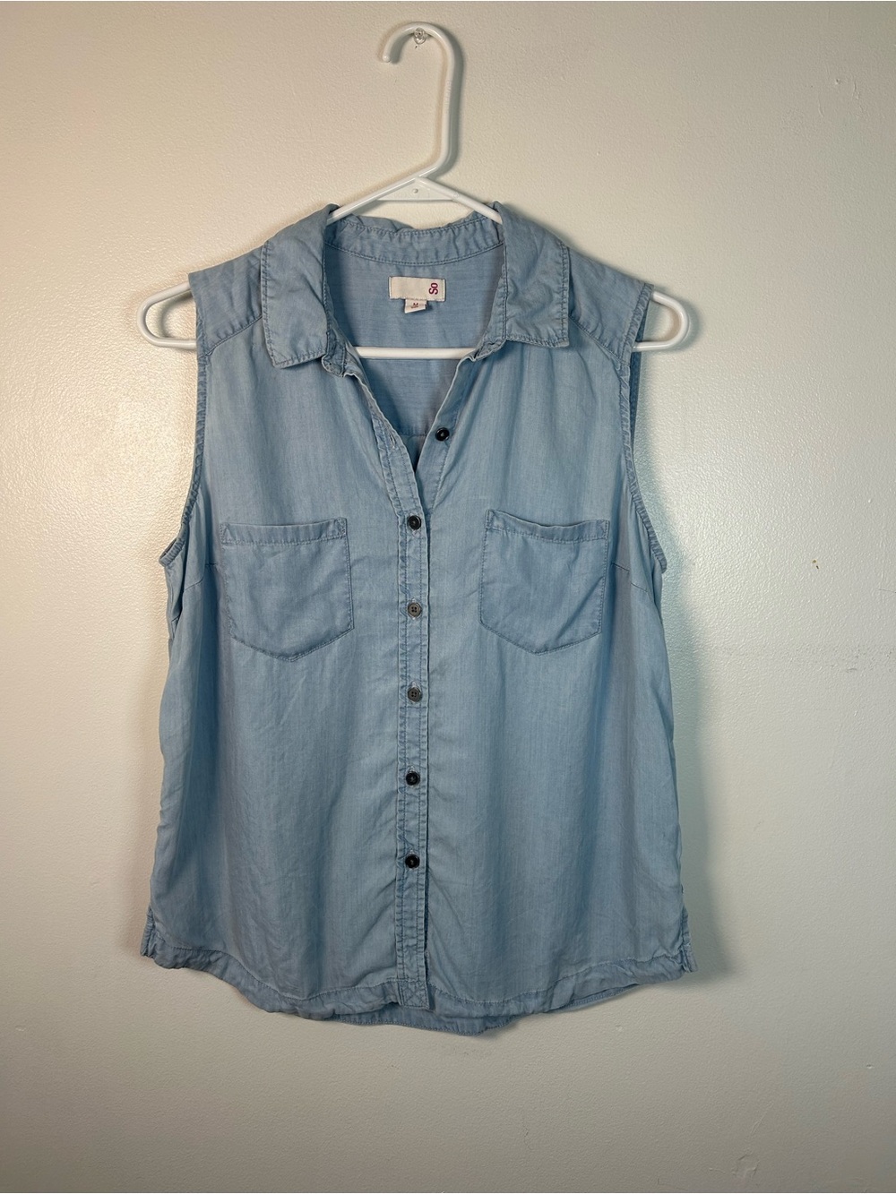So Blue Chambray Sleeveless Flowy Top Sz M Collared Button Down Coastal Cowgirl